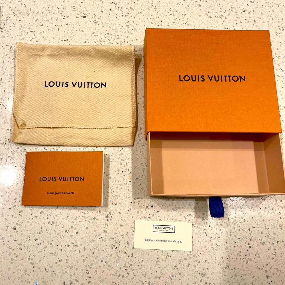 2 Wallet boxes with cloth sleeve and card.